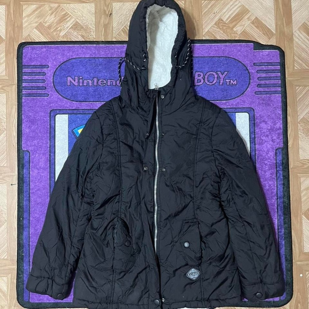 Black & white vintage woman's medium puffer jacket nice and soft on inside